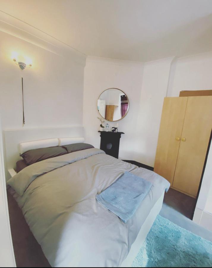 Complete 1 Bedroom Apartment With Wi-Fi, Kitchen, Tv In Heart Of Chiswick, London Exterior photo