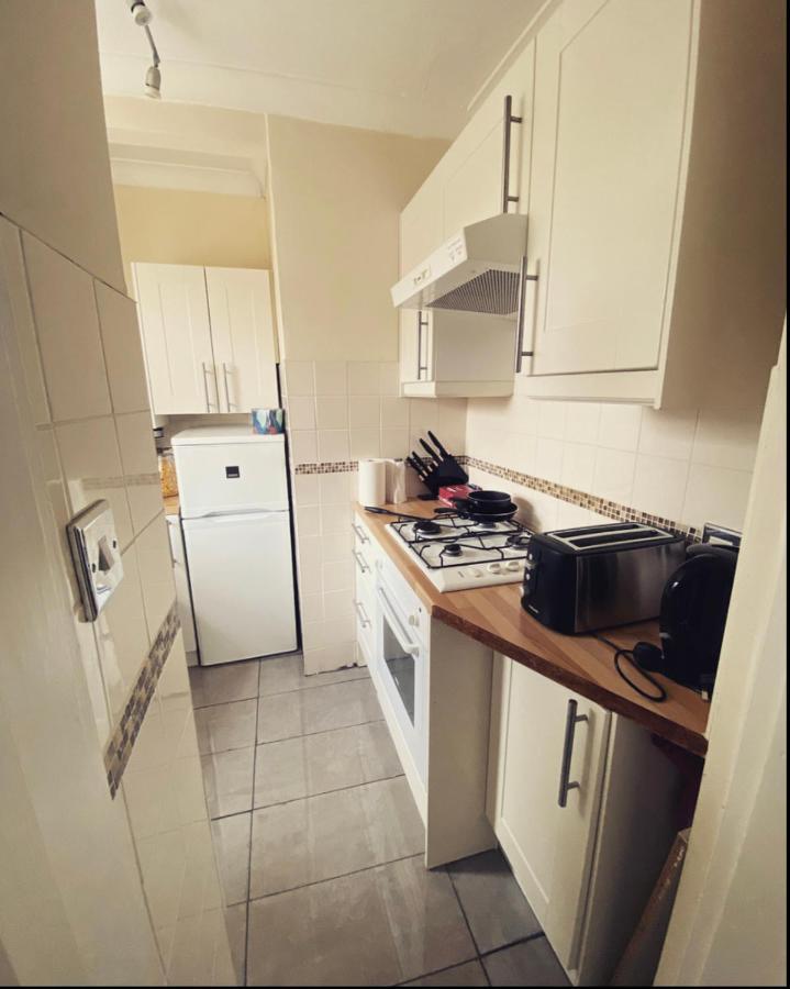 Complete 1 Bedroom Apartment With Wi-Fi, Kitchen, Tv In Heart Of Chiswick, London Exterior photo